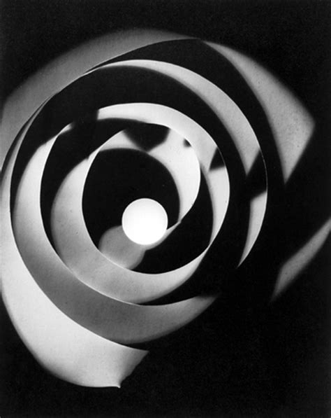 Man Ray El Surrealista Que Convirtió La Fotografía En Arte