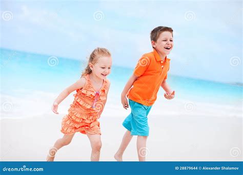 Pequeños Niños En La Playa Foto De Archivo Imagen De Playa 28879644