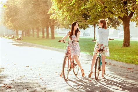 무료 이미지 소녀 어린 공원 사람들 행복 두 라이프 스타일 스포츠 자전거 타는 사람 주기 여름 유효한