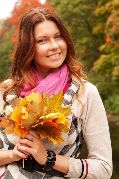 Premium Photo Fashion Woman Walking In Autumn Park