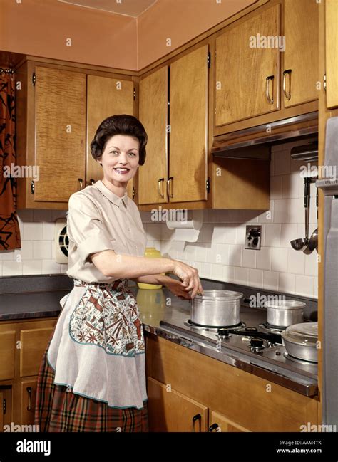 1960er Jahren LÄchelnde Frau Hausfrau TrÄgt Eine SchÜrze RÜhren
