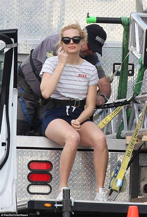 Margot Robbie Gets Harnessed Up For Suicide Squad Stunt Scenes Daily Mail Online