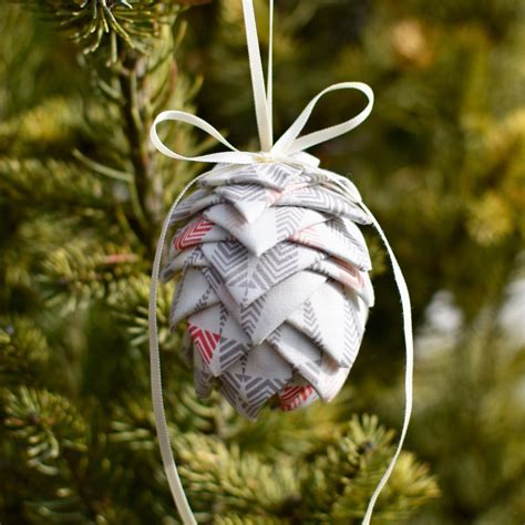 25 Diys To Make Pine Cone Ornaments Guide Patterns