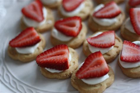 Move Over Thin Mints Using Trefoils For This Easy Strawberry