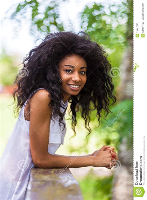 Retrato Exterior De Uma Menina Preta Adolescente Pessoa Africano