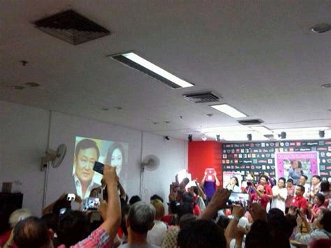 ภาพจากเฟซบุ๊ก oak panthongtae shinawatra โอ๊ค พานทองแท้ อวยพรวันเกิด ทักษิณ ย้ำ บิดายังรักประเทศไทย อวยพรให้ได้กลับมาประเทศไทยในเร็ววัน วันที่ 26 กรกฎาคม. วันเกิดทักษิณ ทหารเยือนห้างอิมพีเรียล ขอเสื้อแดงเลิกจัดงาน