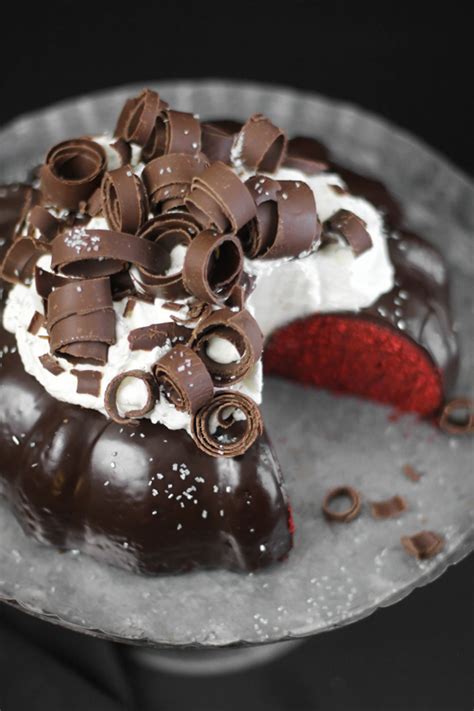 Decorate it with more fresh berries, a sprinkling of sugar. Red Velvet Bundt Cake Royale | Sprinkle Bakes