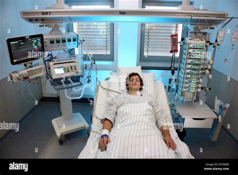 Lunité De Soins Intensifs Dans Un Hôpital Un Patient Est Raccordé à