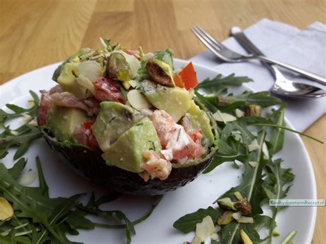 Avocado met zalm en tomaat