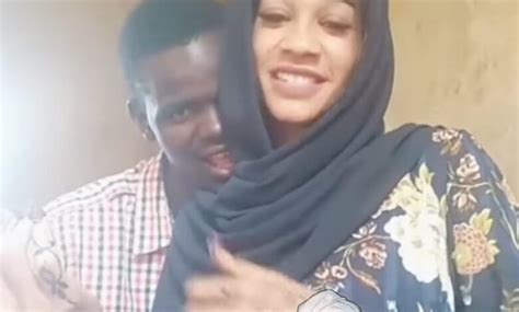 شاهد بالصورة والفيديو لحظات رومانسية وأحضان بين رجل سوداني وزوجته على أنغام بتمناها وساخرون