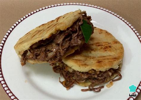 Arepas Rellenas De Carne Desmechada Fácil