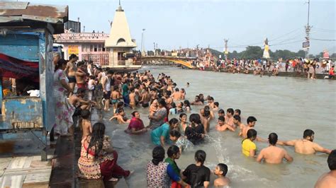 girls enjoing bath in haridwar Ganga snan OPEN BATH हरदवर यतर HARIDWAR YATRA YouTube