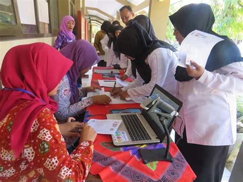 Kementerian pendidikan (kemendikbud) bakal mengambil jalan pintas mengatasi kekurangan guru di sejumlah jenjang pendidikan. 25+ Contoh Surat Lamaran Honorer Dinas Pertanian ...