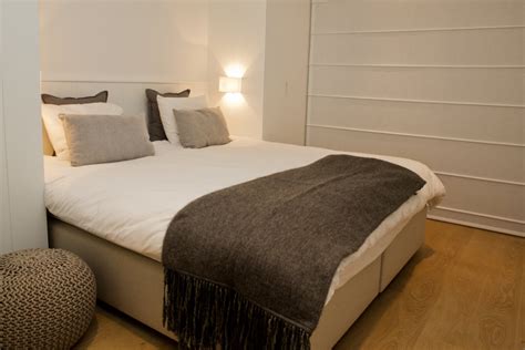Blauw en wit geeft je slaapkamer een eindeloos frisse look. Appartement aan zee met wit interieur en houtaccenten ...