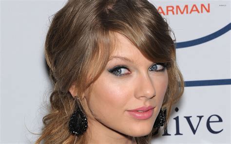 Taylor Swift With Pink Lips Close Up Wallpaper Celebrity Wallpapers