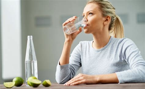 Agua alcalina nutricionista enumera beneficios y enseña cómo