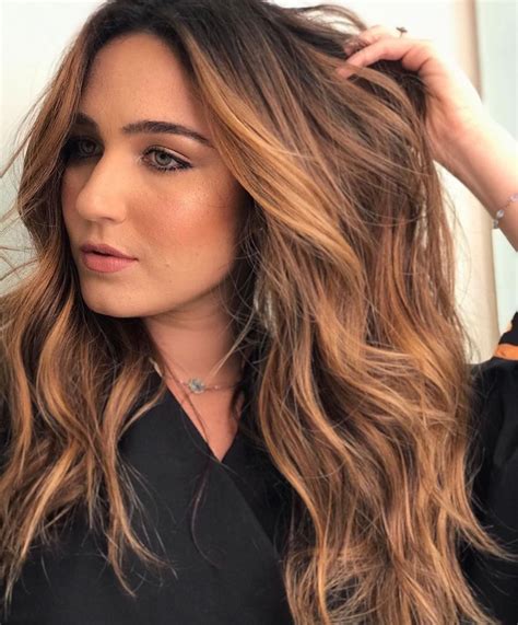 Cabelo Morena Iluminada Tendência e Dicas de Luzes e Mechas