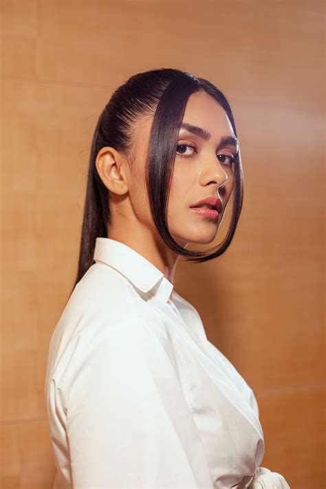 Mrunal Thakur 2000×3000 Bollywooduhqonly