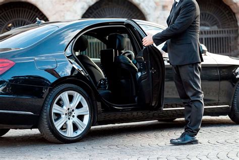 Top Reasons To Hire A Chauffeur To And From The Airport Williamsburg