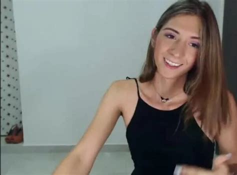 18 летняя девушка достала из под платья хуй и подрочила транс трап