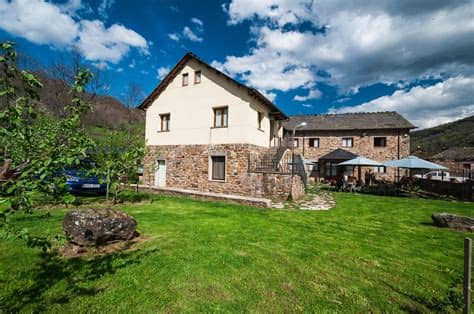 Piscina cubierta climatizada dos casas de alojamiento con habitaciones. Hotel Rural en León: bienvenidos a La Bolera