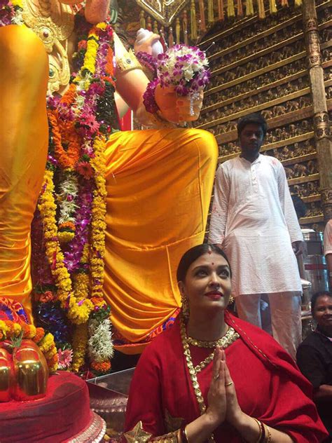Omg Aishwarya Rai Bachchan Looks Stunning In Red Saree At Lalbaugcha