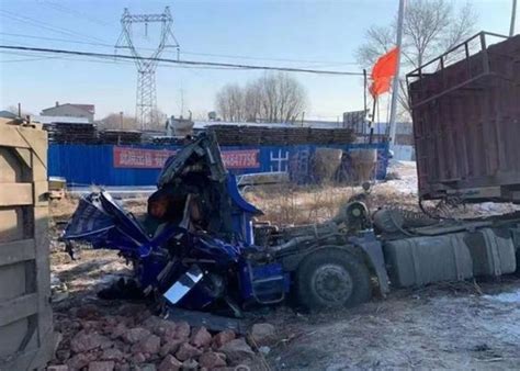貨櫃車從後追撞貨車 滑落溝中釀1死1傷｜即時新聞｜兩岸｜on.cc東網