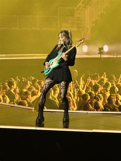 loved seeing an awesome female bass player at the panic at the disco concert [oc] r mademesmile
