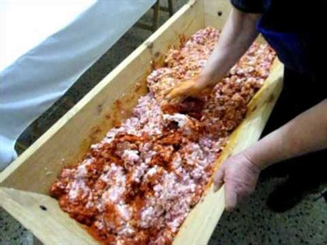 El chorizo español se obtiene básicamente de combinar carne de cerdo con otros productos y especias y, aunque generalmente puede parecer la cocina gallega tiene muchos platos de cuchara en los que se utiliza este tipo de chorizo, un embutido a base de magro y tocino de cerdo, pimentón. Elaboración de Chorizos Asturianos - YouTube