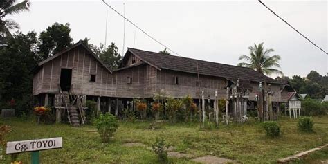 Foto Rumah Betang Rumah Adat Kalimantan Ciri Ciri Fungsi Dan Makna