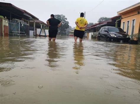 Jun 06, 2021 · 滯留鋒面豪雨狂炸，造成高雄市不少地區積淹水汪洋一片，更嚴重的是多處地下道啟動抽水仍不及排除積水致車輛誤闖，還有聯結車幾近滅頂，經消防隊員游泳搶救，駕駛安全脫險。意外發生在上午8時 10 分許，豪雨狂下，新生路和金福路的交叉口地下道積水數公尺深，有一輛聯結車不清楚路況. 豪雨加涨潮 巴生北区多地淹水