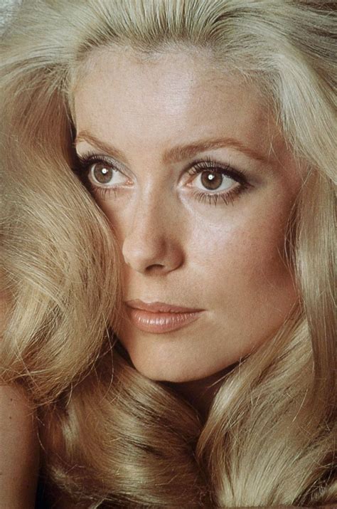 She gained recognition for her portrayal of aloof and mysterious beauties in films such as repulsion and belle de jour. Catherine Deneuve : ses photos quand elle était jeune