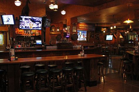 Melrose's local sports bar is an excellent place to watch any game, but it's particularly great for soccer matches. Las Vegas Sports Bars: 10Best Sport Bar & Grill Reviews