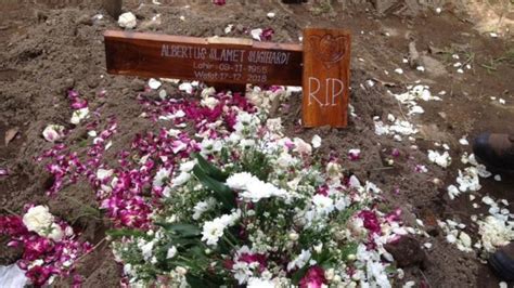 Dikubur Di Makam Kampung Muslim Nisan Salib Dipotong Doa Batal Bbc