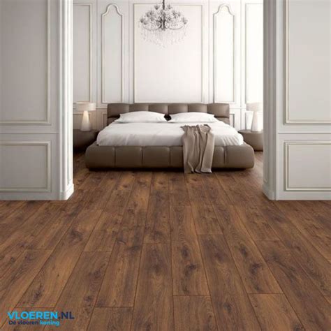 Blauw scoort daarnaast ook met lichtgroene kleuren. Bruine laminaat vloer | Woonkamervloer, Donkere houten ...