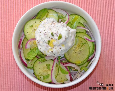 Ensalada De Pepino Con Salsa De Yogur Y Hierbabuena Sencilla