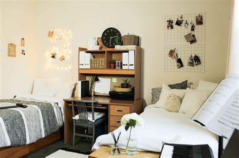 Just A Bunch Of Dorm Room Transformations Worth Copying Minimalist Dorm Cool Dorm Rooms Home