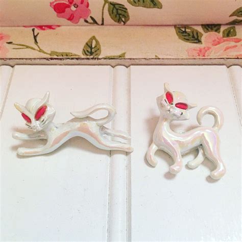 Vintage Siamese Cat Brooches Mcm Lapel Pin Slinky Kitty White Etsy