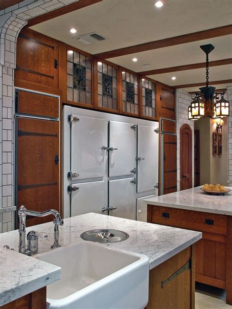 These arts crafts kitchen cabinets come in varied designs, sure to complement your style. Built in Arts & Crafts wood kitchen cabinets | Kitchen ...