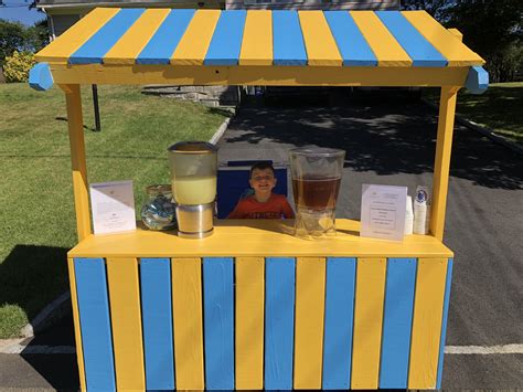 a small yellow and blue stand with drinks on it