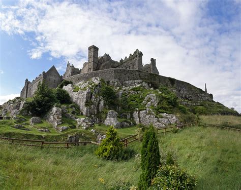 Detta var ett självklart stopp för oss på vägen från cork till dublin! Rock of Cashel - Castle in Ireland - Thousand Wonders