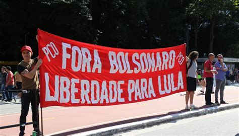 • esquenta da manifestação fora. Foto de faixa com 'Fora Bolsonaro' e 'Liberdade para Lula ...