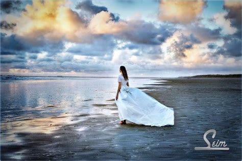 Discover wedding photography tips, ideas, tricks and poses that the bride & groom will love. beach wedding picture HDR wedding | Produktfotografie, Fotoideen, Fototechnik