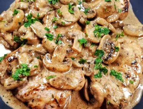 Garlic butter chicken thighs make a perfect low carb chicken dinner! Keto Chicken Tighs with Mushrooms Sauce #chickenrecipe #dinner