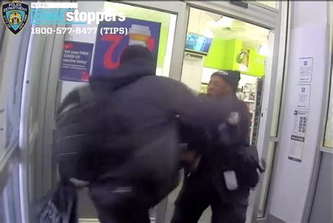 See It Off Duty Cop Attacked Trying To Stop Midtown Shoplifter Amnewyork