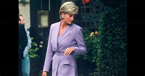 This is a photo blog of lady diana and her prinzessin dianas tod schockierte die ganze welt. Lady Diana avec le D-Bag de Tod's en juillet 1997 - Purepeople