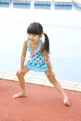 準備体操をする水着姿の女の子 写真素材 [ 2415027 ] フォトライブラリー Photolibrary