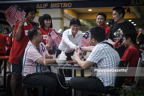 Kejayaan 'kecil' memenangi dua negeri pada 2008 berjaya diteruskan dan ph berharapan besar pada pru 2018 mereka akan berjaya memegang. Walkabout Calon DAP - PRK Balakong