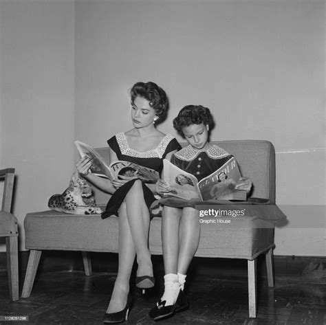 American Actress Natalie Wood And He Sister Lana Wood Reading News