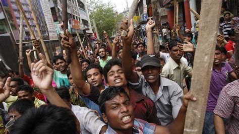 Kemaluan wanita ini di masuki botol lalu di perkosa oleh pria bangladesh, yang gak kuat jangan nonton. Ola de protestas en Bangladesh tras un vídeo viral de una ...